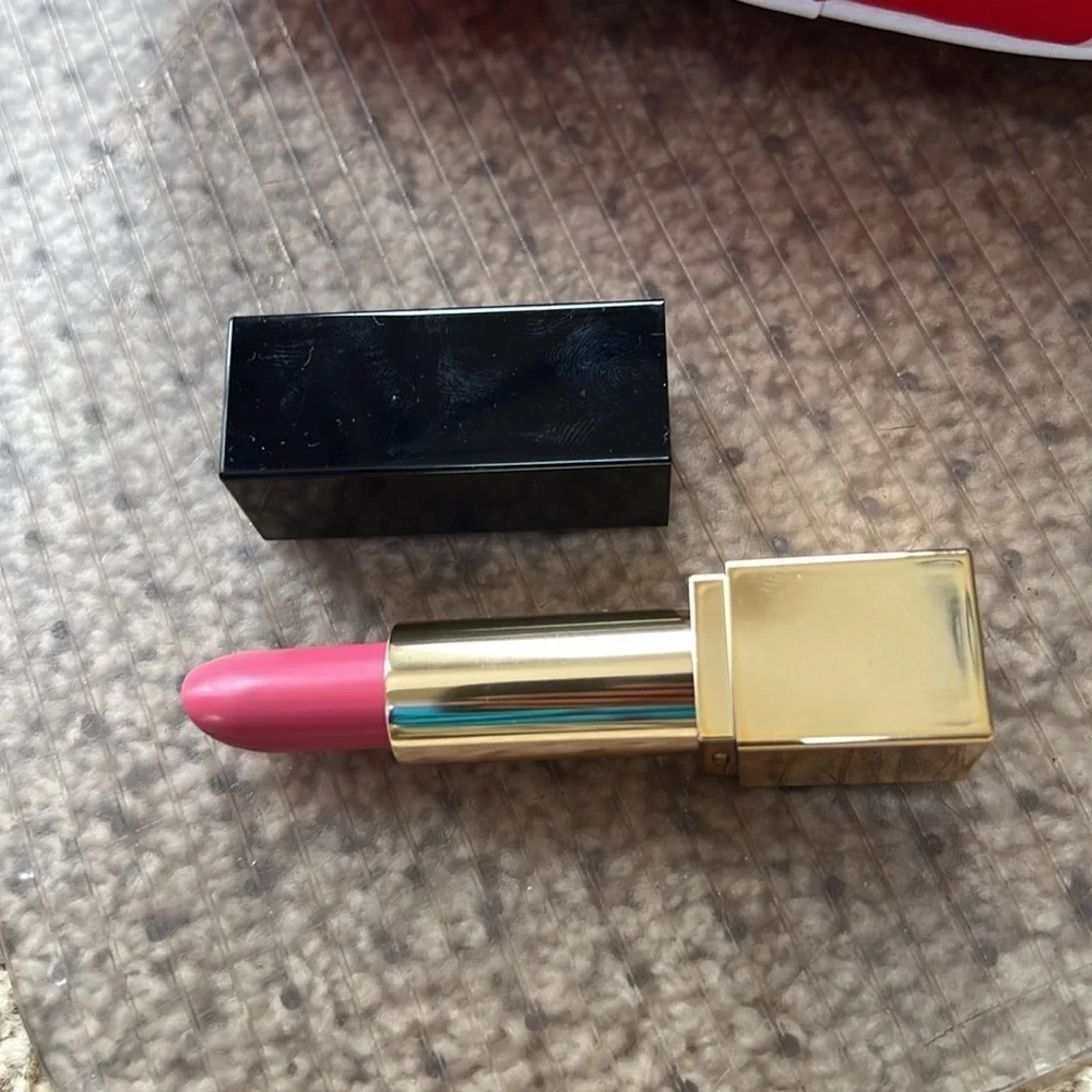 Estée Lauder pure envy No 220 powerful sculpting lipstick.